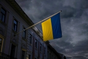 В Днепропетровске неизвестные разрезали флаги Украины у здания мэрии