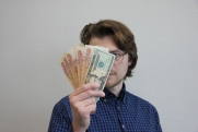 Инвестстратег Бахтин ответил, нужно ли покупать иностранную валюту в марте