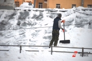 Тюменский курьер расчистил двор от снега, когда ждал посылку