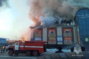 В Иркутской области полыхает торговый центр: его пытаются потушить с помощью поезда