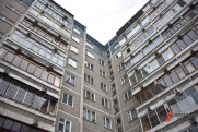 В Новосибирске из окна восьмого этажа выпала 13-летняя девочка