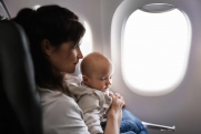 Малышке, рожденной в самолете «Уральских авиалиний», вручили уникальное свидетельство о рождении