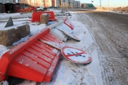 Жителям элитного ЖК в Екатеринбурге перегородили въезд: они винят известную торговую сеть