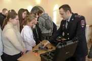Свердловским школьникам и студентам удалось на миг примерить профессию полицейского