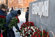 Уральские VIP-чиновники не отреклись от Ельцина: памятник усыпали цветами