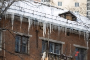 В Сургуте под натиском снега рухнула крыша бара