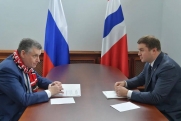 Омский губернатор и председатель комитета Госдумы РФ Слуцкий обсудили приграничное сотрудничество