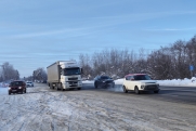 За плохую уборку снега на трассе под Омском наказали управление дорог