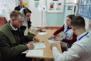 Всей свадьбой на выборы: молодожены из Серова приехали голосовать прямо из загса