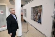 Артур Парфенчиков посетил фотовыставку, посвященную визитам президента России в Карелию