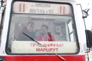 Пермяки вместе с мэром проводили легендарный трамвай: как прошел прощальный рейс КТМ-5