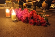 Жители Северо-Запада несут цветы и свечи к многочисленным стихийным мемориалам
