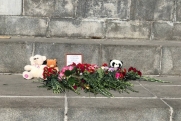 Екатеринбуржцы несут цветы в память о жертвах теракта в Crocus City Hall
