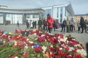 Тюмень скорбит: тысячи цветов и сотни игрушек несут горожане в память о погибших в Crocus City Hall