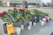 В знак скорби о жертвах теракта люди по всему миру несут цветы и лампады к российским посольствам