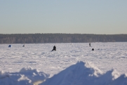 Льдину с рыбаками оторвало в Приморье: на месте работают спасатели