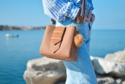 Невролог Демьяновская объяснила, почему вредно носить сумку на одном и том же плече