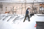 В Челябинске глыба льда рухнула с крыши ТРК на автомобиль с ребенком внутри