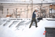 В Челябинске глыба льда упала на голову мужчине: «Башка трещит»