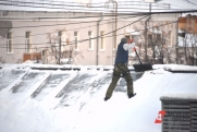 Котова требует от челябинских коммунальщиков убрать снег с крыш: «Будет поздно»