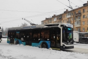 Троллейбус с людьми загорелся на дороге в Иркутске