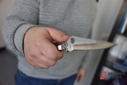 В Иркутской области мужчина размахивал ножом и бегал раздетым по улице после курсов гипнотерапии