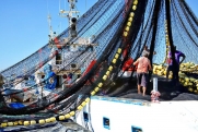На большом морозильном рыболовном траулере «Капитан Мартынов» поднят флаг России