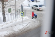 В Татарстане снег с козырька балкона рухнул на коляску с грудничком