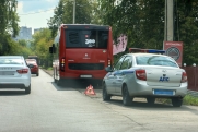 Автоюрист Славнов объяснил, как поступить при повреждении автомобиля из-за дорожной ямы