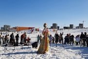 Битва снежками и радостный смех: в самом молодом районе Екатеринбурга проводили зиму