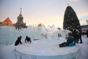 В Сургуте подростки разрушили фигуры в ледовом городке
