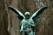 Что можно и ни в коем случае нельзя делать на кладбище: пять правил