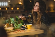 Психотерапевт Крашкина объяснила, как справиться со стрессом при помощи еды