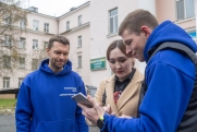Депутат Алексей Вихарев и его волонтеры привели в порядок парк подшефной екатеринбургской больницы