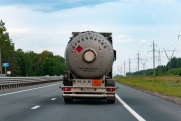 Перевернувшийся бензовоз залил топливом федеральную трассу в Приморье