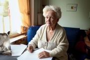 Петербурженка получает счета за коммуналку на имя умершего 10 лет назад мужа