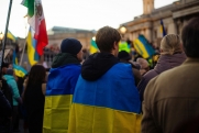 Украинцы выстроились в очереди за загранпаспортами из-за закона о мобилизации