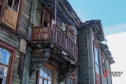 Тюменцы жалуются на разрушенный дом среди элитных высоток: «Уличный туалет и помойка во дворе»