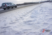 В Югре несколько машин попали в снежный капкан на закрытом зимнике