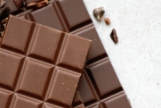 Трое юных киевлян отравились шоколадом из гуманитарного груза