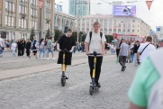 Российских подростков хотят заставить слезть с электросамокатов