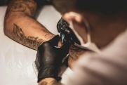 Дерматолог рассказала о рисках при нанесении татуировок и татуажа