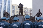 Восьмиметровый монумент уральским спасателям открыли в Екатеринбурге