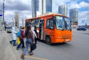 Появились кадры падения автобуса в Мойку: водитель пытался избежать ДТП
