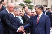 Старые друзья и вежливые гости: как российские министры чувствуют себя на переговорах в КНР