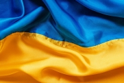В Киеве дворник сделал из флага Украины мешок для мусора