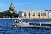 Два туристических теплохода столкнулись ночью  в Петербурге