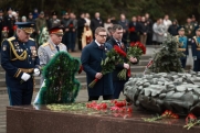 Текслер возложил цветы к Вечному огню в День Победы в Челябинске