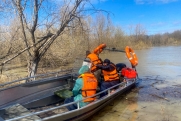В тюменских поселках устраняют последствия паводка: военные катера и нехватка воды