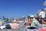 Врач Неронов предупредил о признаках солнечного удара во время перегрева на пляже